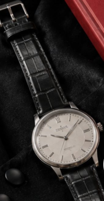 Montre posée sur un livre relié